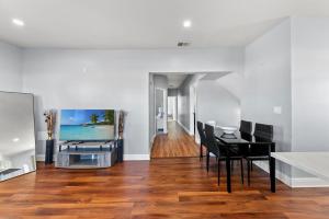 een woonkamer met een tafel en stoelen en een eetkamer bij Cozy 3BR Home • Smart TV + Workspace in Dayton