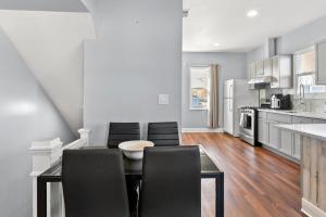 een keuken en eetkamer met een tafel en stoelen bij Cozy 3BR Home • Smart TV + Workspace in Dayton