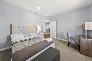 een slaapkamer met een bed, een bureau en een stoel bij Cozy 3BR Home • Smart TV + Workspace in Dayton