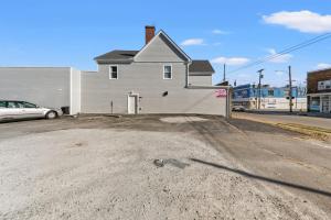 een lege parkeerplaats voor een huis bij Cozy 3BR Home • Smart TV + Workspace in Dayton