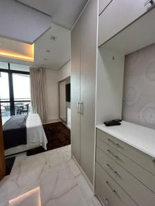 een slaapkamer met een bed en een ladekast erin bij Tropical Executive Flat Vista da Orla in Manaus +15 foto's