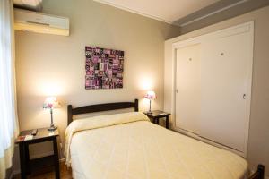 una camera da letto con un letto con due lampade sui tavoli di RCH Tandil a Tandil