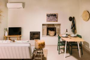 ein Wohnzimmer mit Sofa und Tisch in der Unterkunft Vila Coura in Amarante