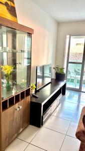 un soggiorno con vasca per pesci su un bancone di Refúgio à Beira-Mar Cabo Branco João Pessoa a João Pessoa