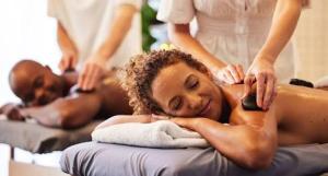 a woman getting a massage on a bed at 10 min do Aeroporto Residencial Romulo 3 in Manaus