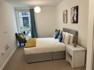 Un pat sau paturi într-o cameră la 2 Bedroom Flat in Central Bexleyheath with Elevator and Gym Access