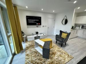 Un televizor și/sau centru de divertisment la 2 Bedroom Flat in Central Bexleyheath with Elevator and Gym Access