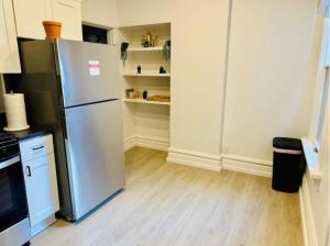 Kuchyň nebo kuchyňský kout v ubytování Jungle House Columbus Short North Downtown Free Parking - Near Convention Center & Nationwide Arena - 4BR Luxury Home - Sleeps 12 - Over 5,800 Five Star Stays