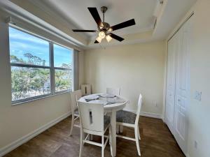 comedor con ventilador de techo, mesa y sillas en NEW Condo near beach Ideal for Remote Work, en Bonita Springs