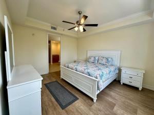Un dormitorio con una cama y un ventilador de techo. en NEW Condo near beach Ideal for Remote Work, en Bonita Springs