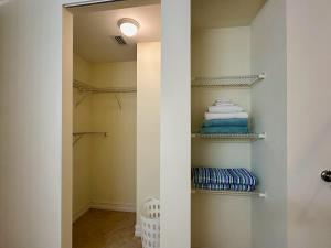 Un vestidor con toallas en los estantes. en NEW Condo near beach Ideal for Remote Work, en Bonita Springs 18 fotos más