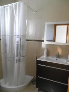 Bilik mandi di Villa Luz - Family House Vacations- Large Private Outdoor Area +36 gambar