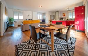 Kuchyň nebo kuchyňský kout v ubytování Spacieux logement près de Chalon