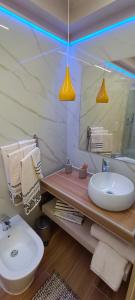 un bagno con lavandino e specchio di Nina in Love a Salerno Altre 27 foto