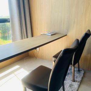 a room with two chairs and a desk and a window at Barrudada Santarém in Santarém +161 photos