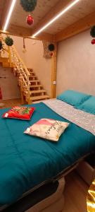 una stanza con un letto con lenzuola blu e una scala di Nina in Love a Salerno