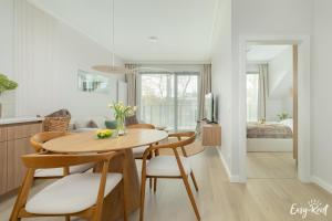 Posezení v ubytování Rezydencja Niechorze Apartament Easy-Rent 310B, widok na morze, basen kryty, klimatyzacja, sauna, jacuzzi - w cenie apartamentu