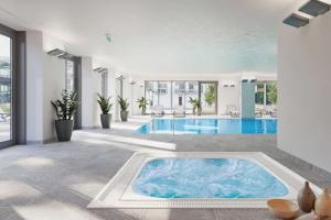 Bazén v ubytování Rezydencja Niechorze Apartament Easy-Rent 310B, widok na morze, basen kryty, klimatyzacja, sauna, jacuzzi - w cenie apartamentu nebo v jeho okolí