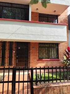 Το κτήριο όπου στεγάζεται  το δωμάτιο σε οικογενειακή κατοικία