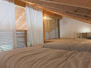 Vacation home with a view of nature, home theater, fireplace في Greifenstein: غرفة نوم بها سرير ونافذة كبيرة