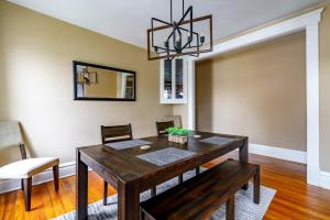 una sala da pranzo con tavolo e sedie in legno di Jungle House Luxury Stays - Columbus Downtown Short North a Columbus