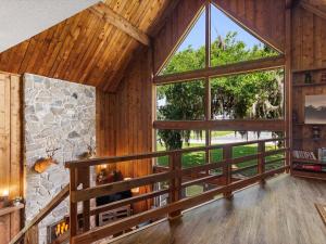 una camera con una grande finestra e un muro in pietra di Serene Lakeside Retreat- 3 Bdr Romantic Getaway a Winter Haven