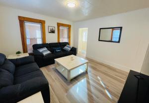 ein Wohnzimmer mit einer Couch und einem Couchtisch in der Unterkunft Home Sweet Home in Laconia