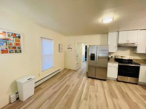 eine Küche mit einem Kühlschrank aus Edelstahl in einem Zimmer in der Unterkunft Home Sweet Home in Laconia