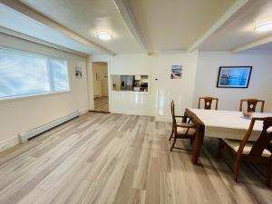 ein Esszimmer mit einem Tisch und Stühlen in einem Raum in der Unterkunft Home Sweet Home in Laconia