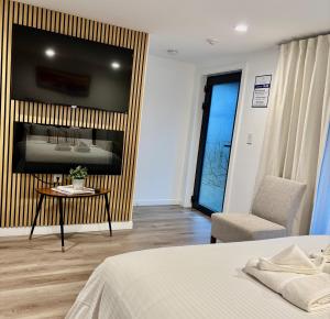 una camera da letto con un letto e una TV a parete di Cape Cod Veranda a South Yarmouth