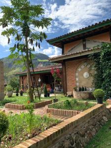 a house with a garden in front of it at Guest House Tânia Alves in Pratinha