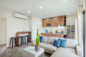 a living room with a couch and a kitchen at Palm Beach Sea La Vie Suites in Palm-Eagle Beach