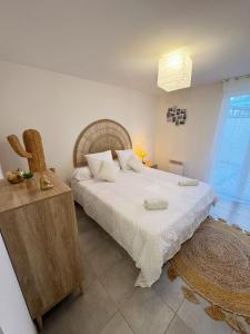 Ένα ή περισσότερα κρεβάτια σε δωμάτιο στο Spacieux Rez de Maison 7 Pers Clim Cour et Parking