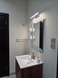 Ένα μπάνιο στο Sax's Place