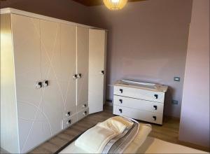 Ένα ή περισσότερα κρεβάτια σε δωμάτιο στο Preni Suites +2 φωτογραφίες