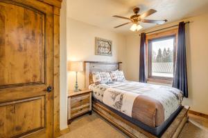 Ένα ή περισσότερα κρεβάτια σε δωμάτιο στο Walkable Condo in Dtwn McCall! Lake View and Balcony