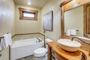 Ένα μπάνιο στο Walkable Condo in Dtwn McCall! Lake View and Balcony +18 φωτογραφίες