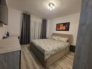 a small bedroom with a bed and a counter at Apartament Zen Home in Craiova