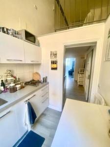 Køkken eller tekøkken på Stunning breathtaking sea views !