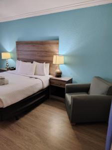 pokój hotelowy z łóżkiem i kanapą w obiekcie Amelia Hotel at the Beach w mieście Fernandina Beach