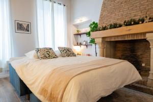 Ένα ή περισσότερα κρεβάτια σε δωμάτιο στο Normandy Cottage atypical apartment city center +5 φωτογραφίες