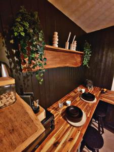 a wooden table with black plates on top of it at Esprit Chalet en centre ville Confort et charme in Tours