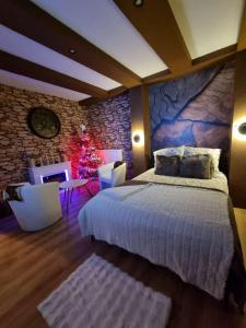 um quarto com uma cama grande e uma árvore de Natal em Esprit Chalet en centre ville Confort et charme em Tours