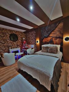 um quarto com uma cama grande e uma árvore de Natal em Esprit Chalet en centre ville Confort et charme em Tours
