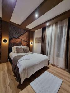 um quarto com uma cama grande e uma janela grande em Esprit Chalet en centre ville Confort et charme em Tours mais 13 fotografias