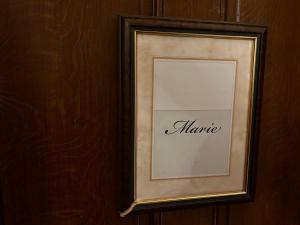 Isigny-le-BuatChateau isigny, Séjour romantique charm getaway的一张画框的图片，上面写着“maire”（市长）。