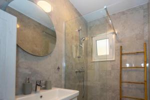 Et badeværelse på Apartment Coastal Urban Nest + 27 billeder