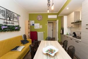 ein Esszimmer mit Tisch und eine Küche in der Unterkunft Segui le note della Tua vita in Cremona