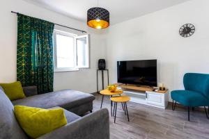 Et tv og/eller underholdning på Apartment Coastal Urban Nest