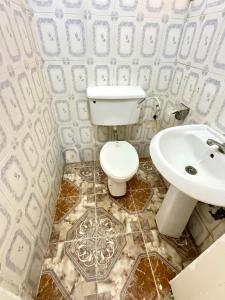 łazienka z toaletą i umywalką w obiekcie Crestal Resorts w mieście Magodo